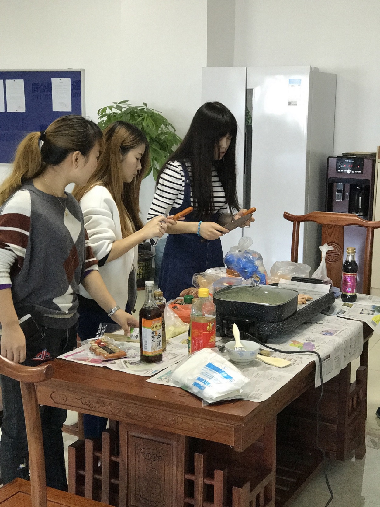 時(shí)運(yùn)電子員工自助燒烤大餐，生活多姿多彩