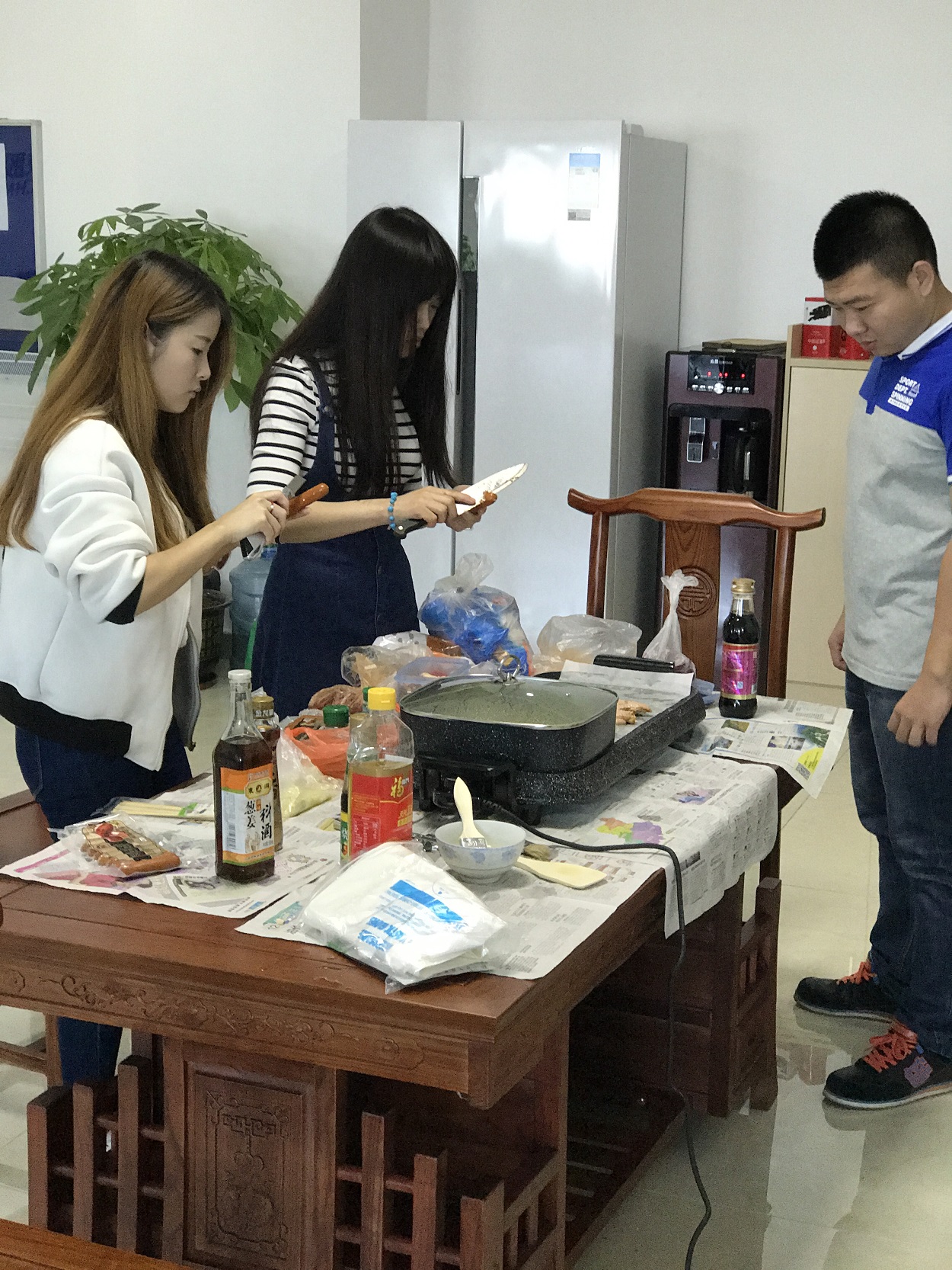 時(shí)運(yùn)電子員工自助燒烤大餐，生活多姿多彩